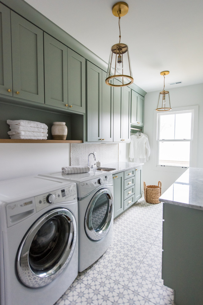 Zweizeilige, Mittelgroße Urige Waschküche mit Schrankfronten im Shaker-Stil, grünen Schränken, Marmor-Arbeitsplatte, weißer Wandfarbe, Waschmaschine und Trockner nebeneinander, Betonboden und Unterbauwaschbecken in Indianapolis