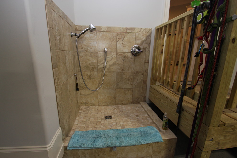 Esempio di una stanza da bagno stile americano di medie dimensioni con pareti grigie