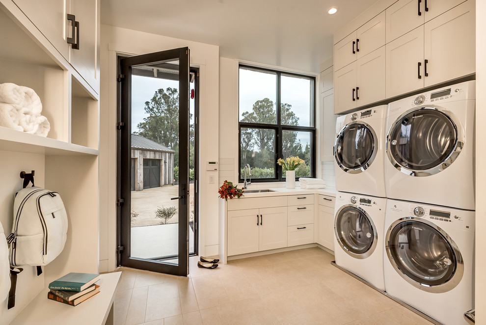 Immagine di una lavanderia chic con lavello sottopiano, ante in stile shaker, ante bianche, pareti bianche e lavatrice e asciugatrice affiancate