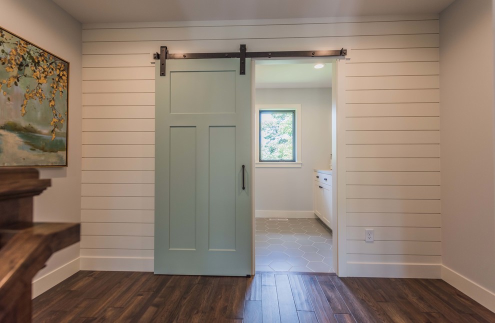 Cette photo montre une buanderie parallèle nature dédiée et de taille moyenne avec un placard à porte shaker, des portes de placard blanches, plan de travail en marbre, un mur gris, un sol en carrelage de céramique, un sol gris et un plan de travail blanc.