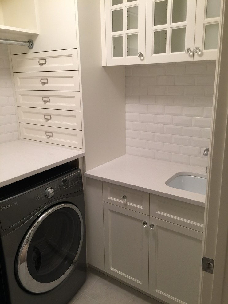 Esempio di una piccola sala lavanderia country con lavello a vasca singola, ante in stile shaker, ante bianche, pareti bianche e lavatrice e asciugatrice affiancate