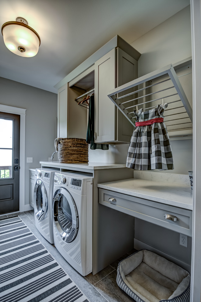 Immagine di una lavanderia con lavello a vasca singola, ante in stile shaker, ante grigie, top in quarzo composito, pareti grigie e lavatrice e asciugatrice affiancate