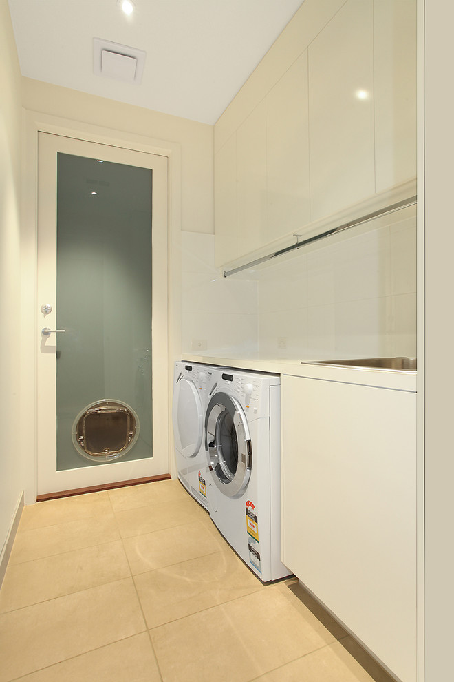 Minimalist laundry room photo in Melbourne
