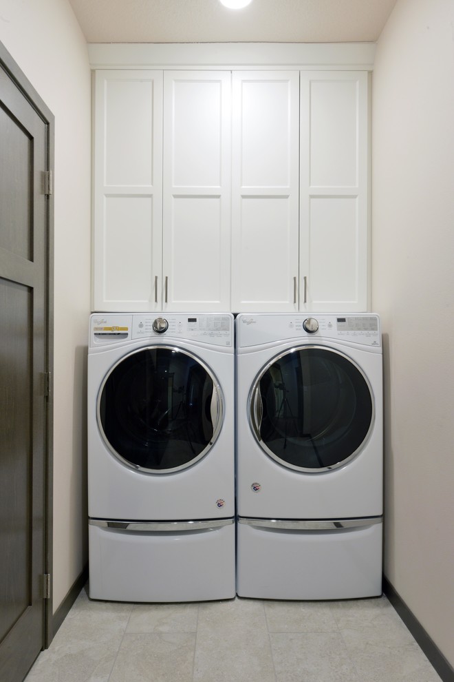 他の地域にある小さなカントリー風のおしゃれな洗濯室 (I型、シェーカースタイル扉のキャビネット、白いキャビネット、ベージュの壁、ラミネートの床、左右配置の洗濯機・乾燥機、ベージュの床) の写真