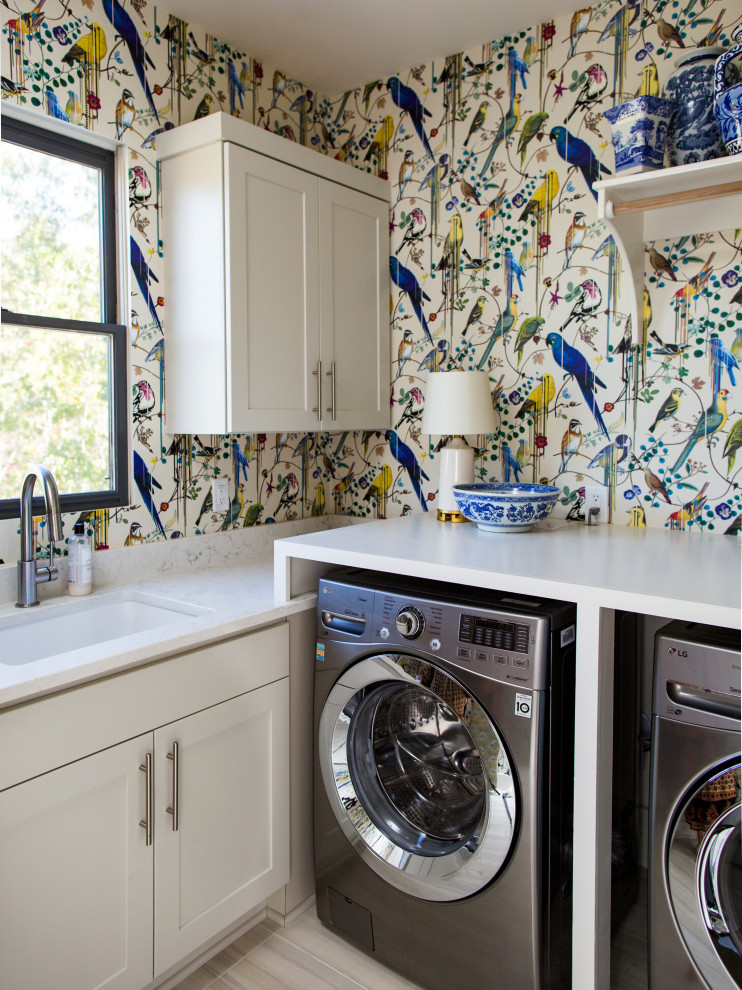 Foto di una sala lavanderia classica con lavello sottopiano, ante in stile shaker, ante bianche, paraspruzzi multicolore, pareti multicolore, lavatrice e asciugatrice affiancate, pavimento multicolore, top bianco e carta da parati