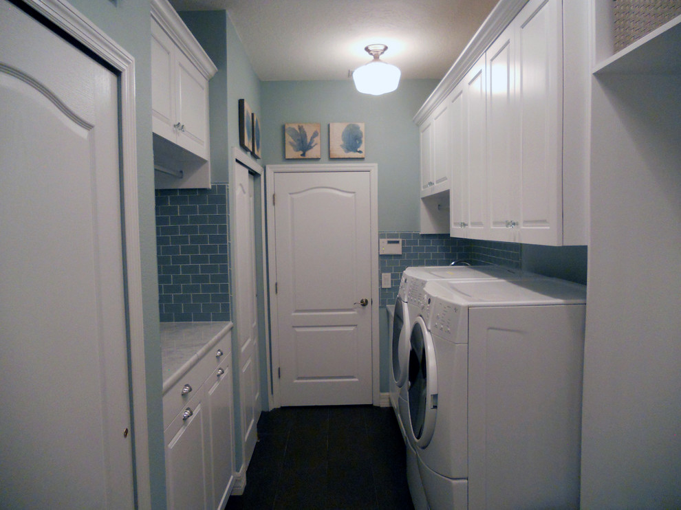Idéer för mellanstora vintage parallella grovkök, med luckor med upphöjd panel, vita skåp, marmorbänkskiva, blå väggar, klinkergolv i porslin och en tvättmaskin och torktumlare bredvid varandra