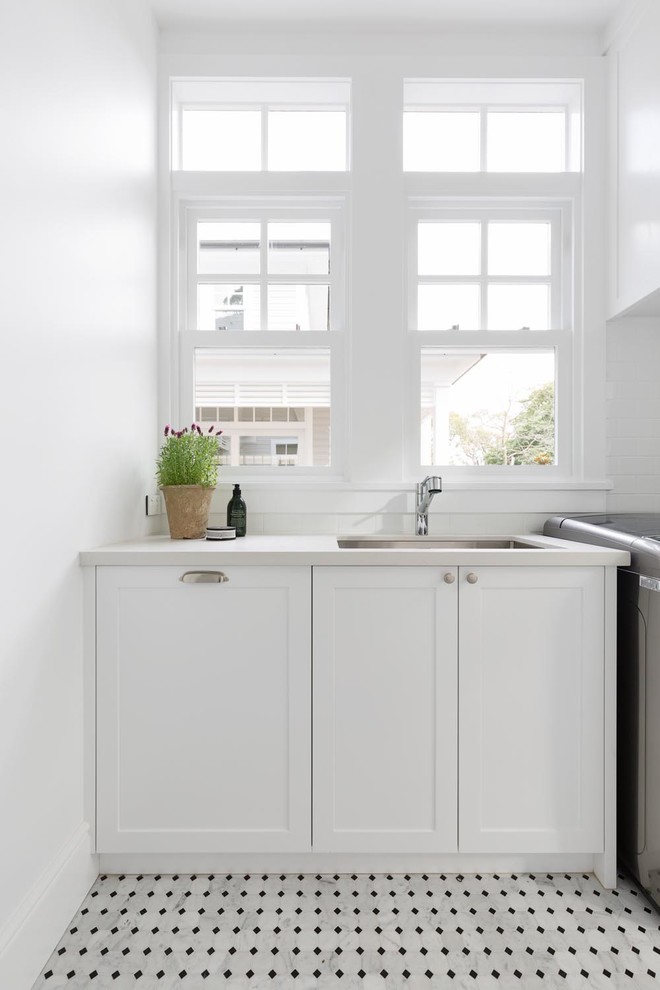 Idéer för mellanstora vintage parallella vitt tvättstugor enbart för tvätt, med en undermonterad diskho, skåp i shakerstil, vita skåp, bänkskiva i kvarts, vita väggar, marmorgolv och grått golv