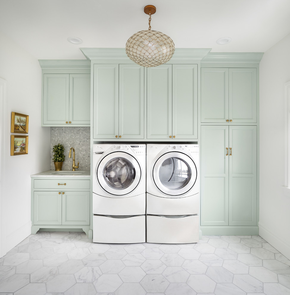 Immagine di una lavanderia tradizionale con lavello sottopiano, ante in stile shaker, ante verdi, pareti bianche, lavatrice e asciugatrice affiancate e pavimento bianco