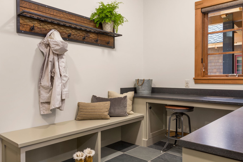 Exempel på en mellanstor klassisk liten tvättstuga, med öppna hyllor, granitbänkskiva, beige väggar, marmorgolv och en tvättmaskin och torktumlare bredvid varandra