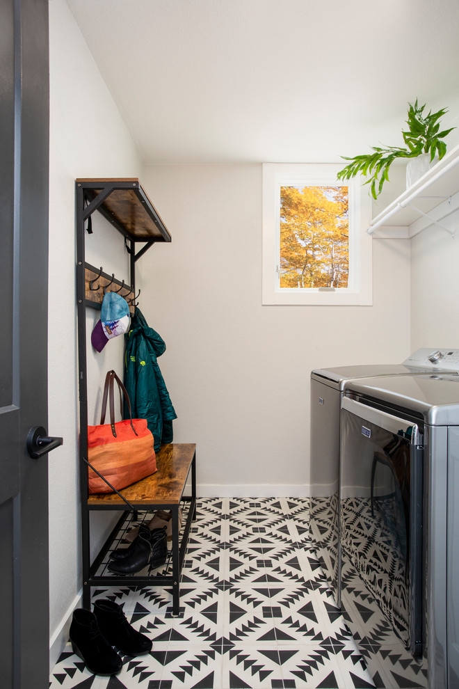 デンバーにあるトランジショナルスタイルのおしゃれな家事室 (ベージュの壁、左右配置の洗濯機・乾燥機、マルチカラーの床) の写真