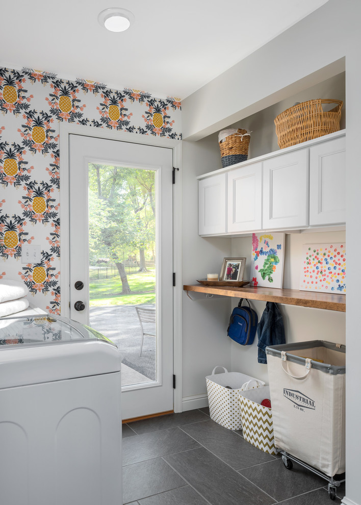 Immagine di una piccola sala lavanderia classica con ante lisce, ante bianche, top in legno, pareti multicolore, pavimento in gres porcellanato, lavatrice e asciugatrice affiancate e pavimento grigio