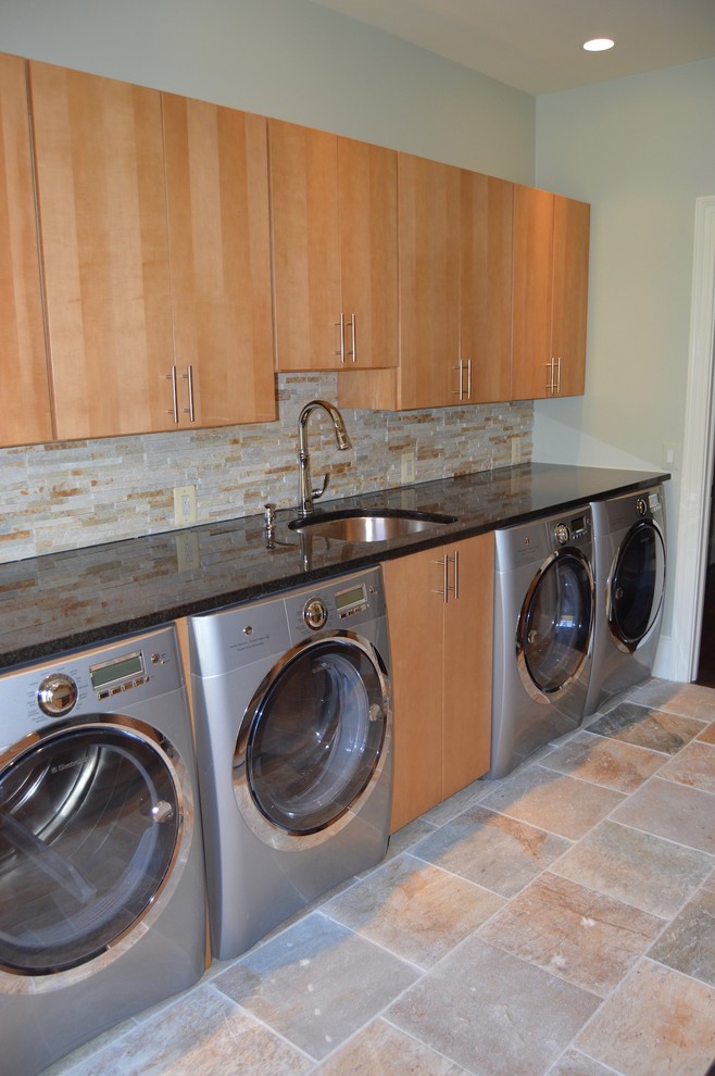 Mt.Vernon River Front Vanities, Laundry and Auxiliary Kitchens Modern