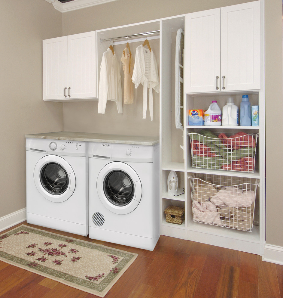 Foto på en mellanstor vintage linjär tvättstuga enbart för tvätt, med skåp i shakerstil, vita skåp, marmorbänkskiva, beige väggar, mellanmörkt trägolv och en tvättmaskin och torktumlare bredvid varandra