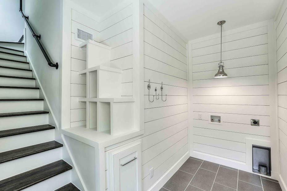 Idee per una lavanderia multiuso classica di medie dimensioni con pareti bianche e pavimento con piastrelle in ceramica