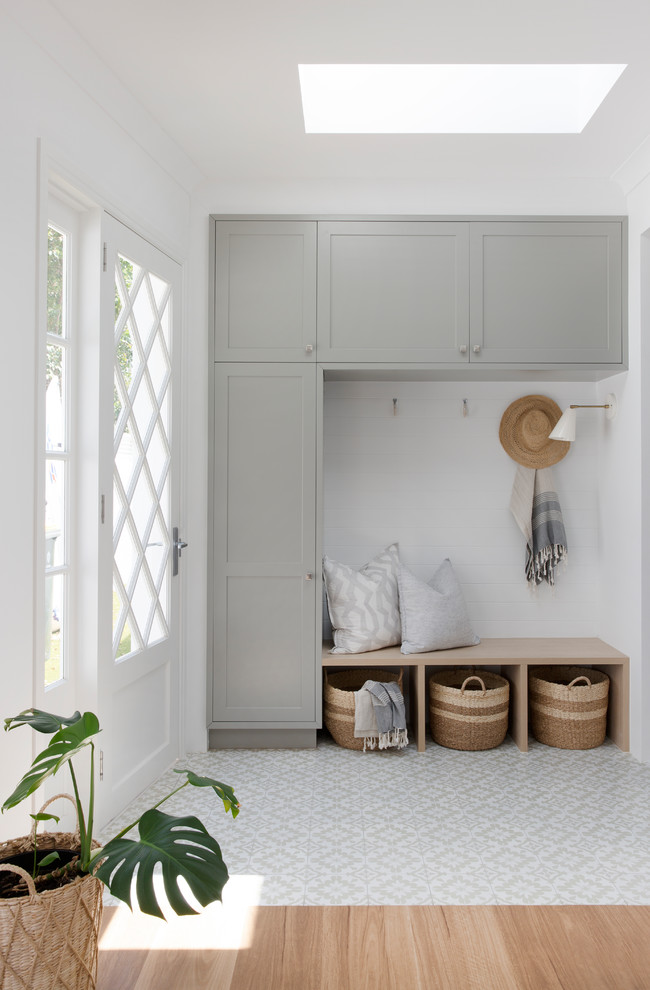 Идея дизайна: прямая универсальная комната среднего размера в морском стиле с фасадами в стиле шейкер, серыми фасадами, деревянной столешницей, белыми стенами, полом из керамогранита и серым полом