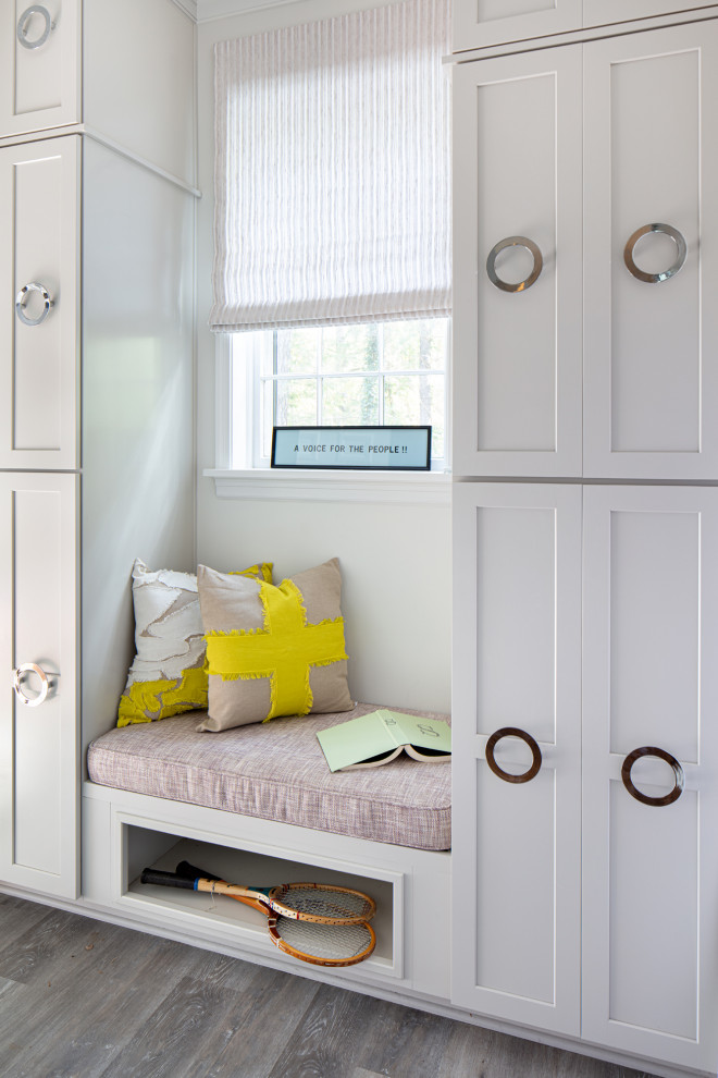 Imagen de cuarto de lavado lineal clásico renovado pequeño con armarios con paneles empotrados, puertas de armario grises, paredes grises, suelo vinílico y suelo gris