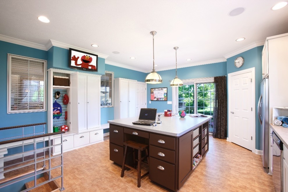 Klassisk inredning av ett mellanstort u-format grovkök, med blå väggar, vita skåp, laminatgolv, en tvättmaskin och torktumlare bredvid varandra, beiget golv och skåp i shakerstil