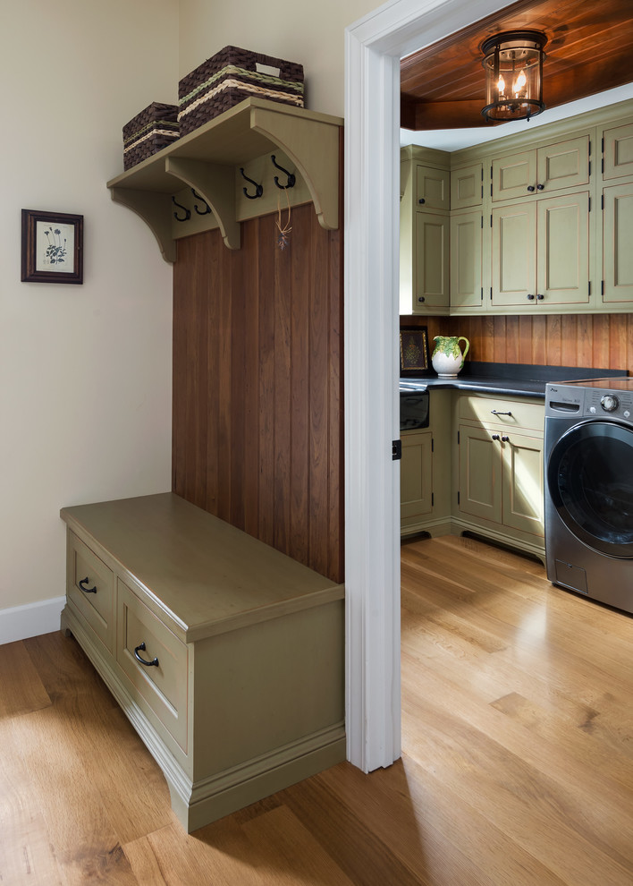 Idéer för lantliga tvättstugor, med en rustik diskho, gröna skåp och en tvättmaskin och torktumlare bredvid varandra