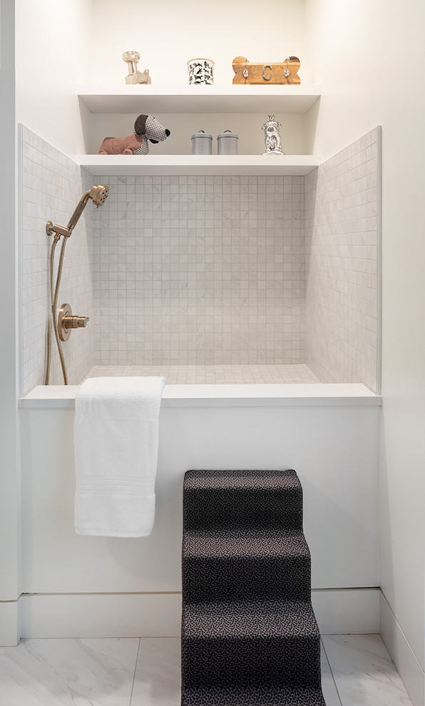 Esempio di una lavanderia multiuso classica con pareti bianche, pavimento in gres porcellanato, lavatrice e asciugatrice affiancate e pavimento bianco