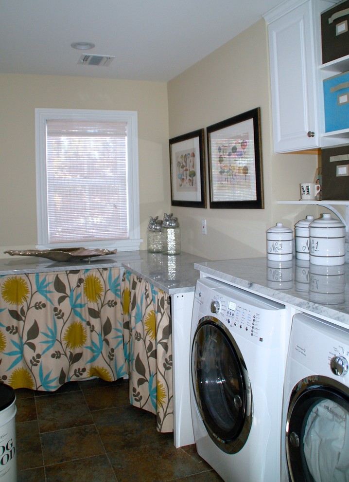 Diseño de cuarto de lavado en L de estilo de casa de campo de tamaño medio
