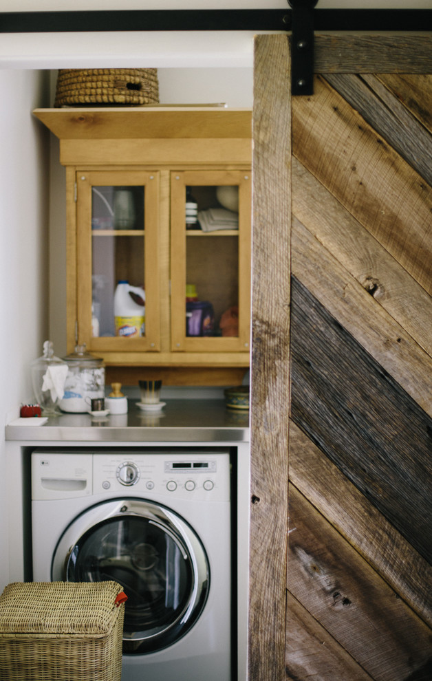 Example of a farmhouse laundry room design in Nashville