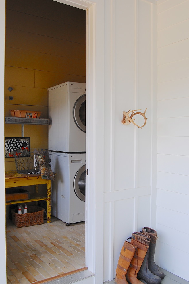 Farmhouse laundry room photo in New York