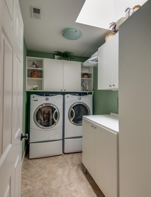 Esempio di una piccola sala lavanderia minimalista con ante lisce, ante bianche, top in laminato, pareti verdi, pavimento in gres porcellanato e lavatrice e asciugatrice affiancate