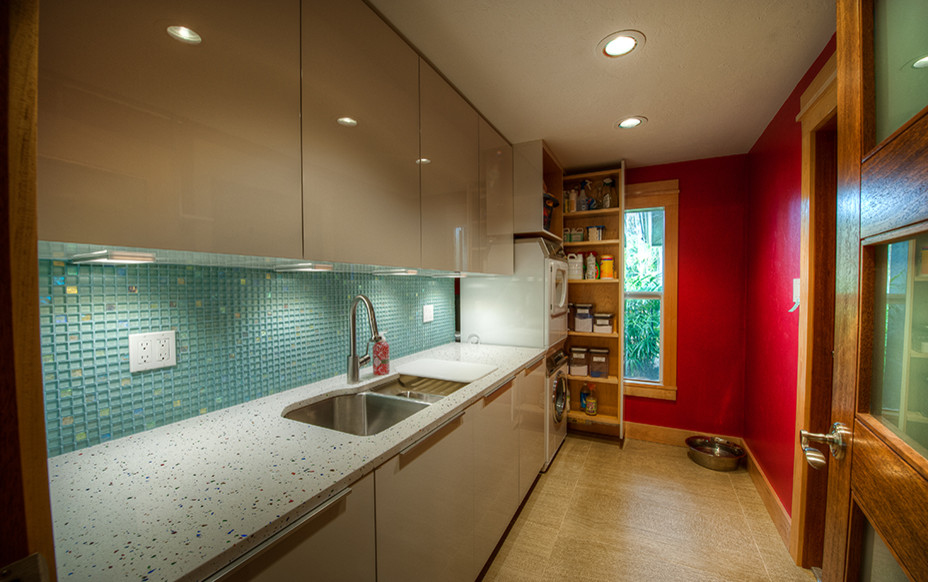 Idéer för ett mellanstort modernt linjärt grovkök, med en undermonterad diskho, släta luckor, bänkskiva i kvarts, röda väggar och en tvättpelare