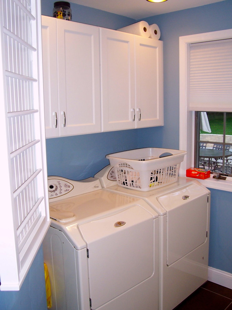 Idee per una piccola sala lavanderia tradizionale con lavello da incasso, ante con bugna sagomata, ante bianche, top in laminato, pareti blu, pavimento in gres porcellanato e lavatrice e asciugatrice affiancate