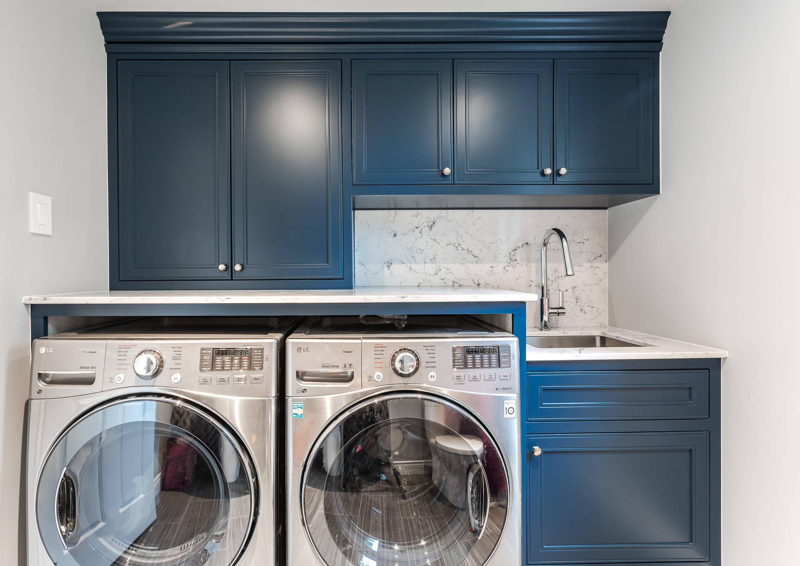 https://st.hzcdn.com/simgs/pictures/laundry-rooms/navy-laundry-room-soll-solutions-img~16f1b6cd0b357197_14-5944-1-eef4458.jpg