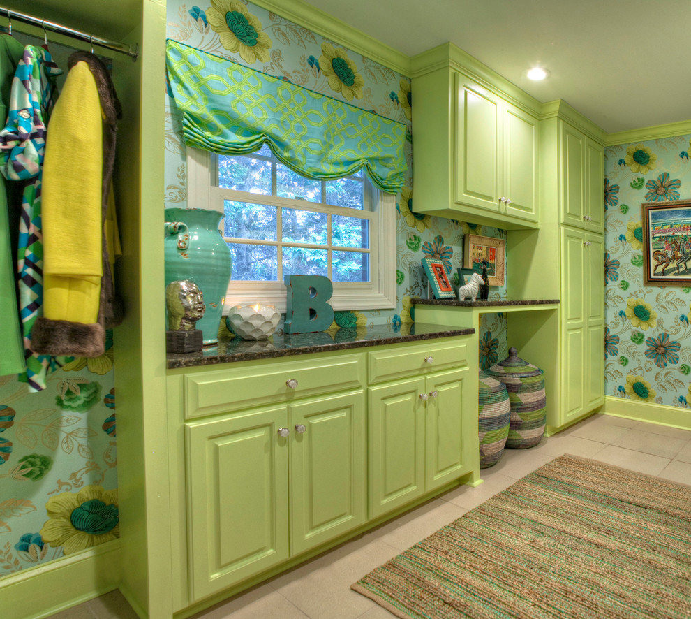 Zweizeilige, Große Moderne Waschküche mit Unterbauwaschbecken, profilierten Schrankfronten, grünen Schränken, Granit-Arbeitsplatte, bunten Wänden, Keramikboden und Waschmaschine und Trockner nebeneinander in Sonstige