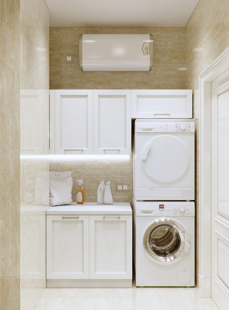 Foto di una piccola sala lavanderia classica con ante con riquadro incassato, ante bianche, pareti beige, lavatrice e asciugatrice a colonna, pavimento beige e top bianco