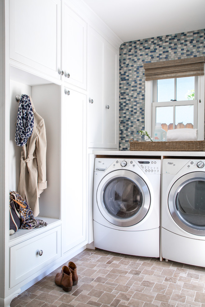 Idéer för vintage l-formade tvättstugor enbart för tvätt, med en tvättmaskin och torktumlare bredvid varandra och beiget golv