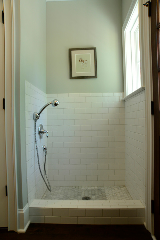 Foto di una stanza da bagno tradizionale di medie dimensioni con ante in stile shaker, pareti grigie e pavimento in marmo