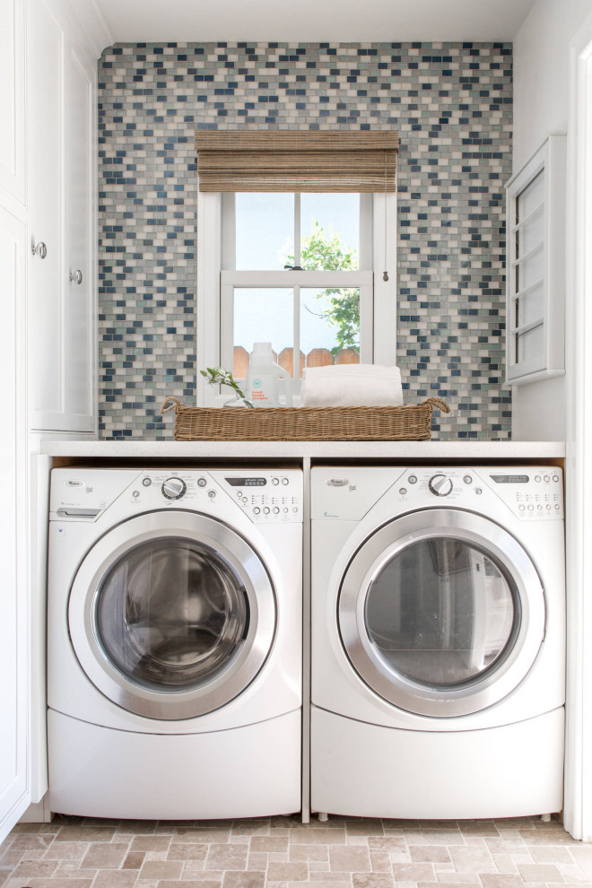 他の地域にある高級な中くらいなトランジショナルスタイルのおしゃれな洗濯室 (左右配置の洗濯機・乾燥機) の写真