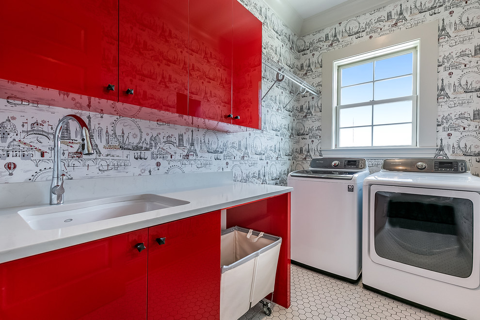 Einzeilige, Mittelgroße Moderne Waschküche mit Unterbauwaschbecken, flächenbündigen Schrankfronten, roten Schränken, Quarzwerkstein-Arbeitsplatte, grauer Wandfarbe, Keramikboden, Waschmaschine und Trockner nebeneinander, weißem Boden und weißer Arbeitsplatte in New Orleans