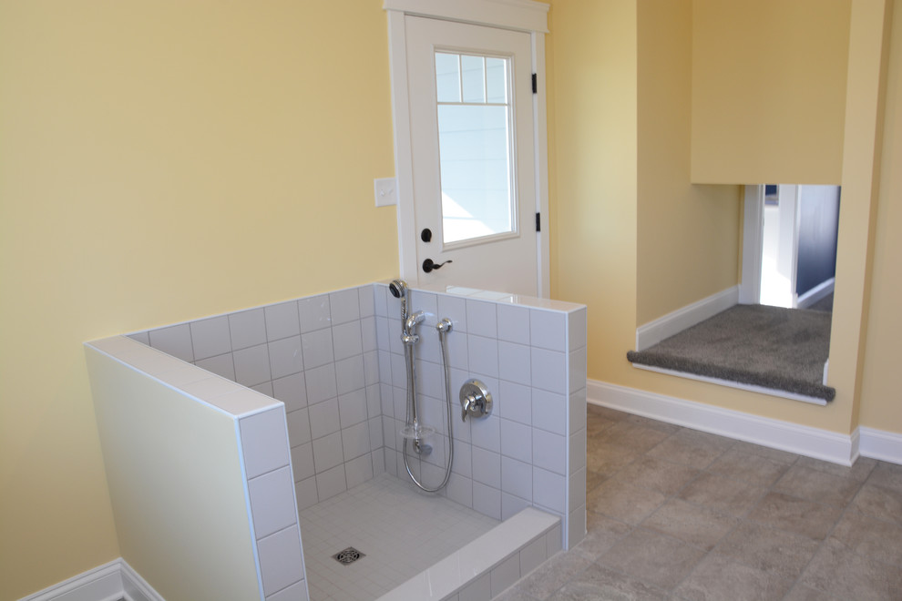 Immagine di una grande stanza da bagno tradizionale con ante grigie, pareti gialle, pavimento con piastrelle in ceramica e pavimento marrone
