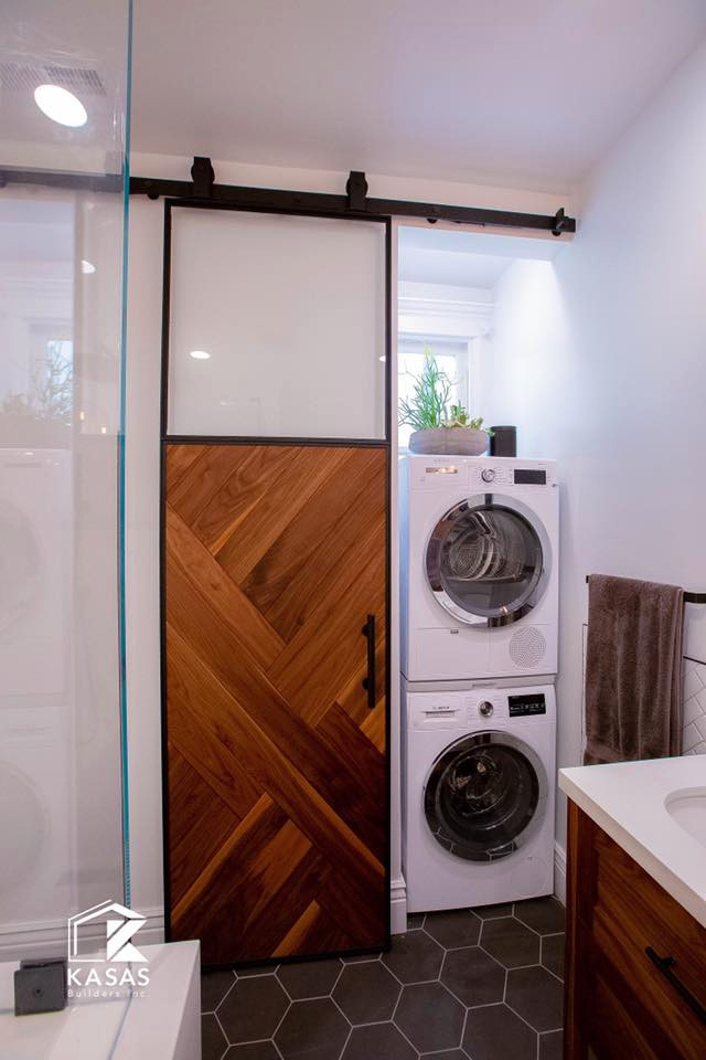 Modelo de armario lavadero en U vintage pequeño con puertas de armario de madera clara y lavadora y secadora apiladas