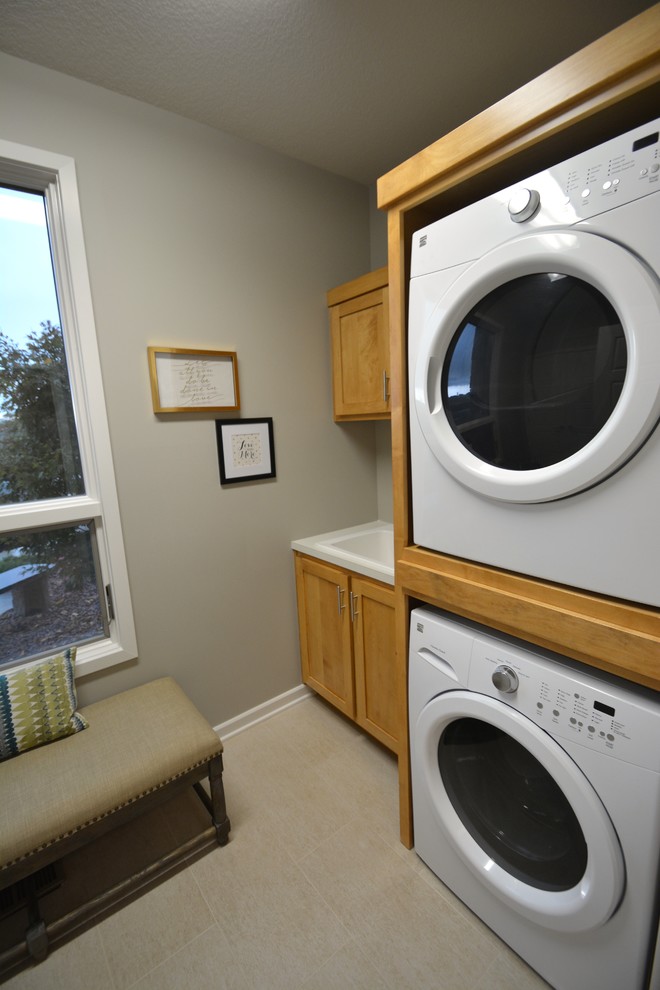 Exempel på en mellanstor klassisk parallell tvättstuga enbart för tvätt, med en allbänk, släta luckor, skåp i ljust trä, grå väggar, klinkergolv i keramik, en tvättpelare och bänkskiva i koppar