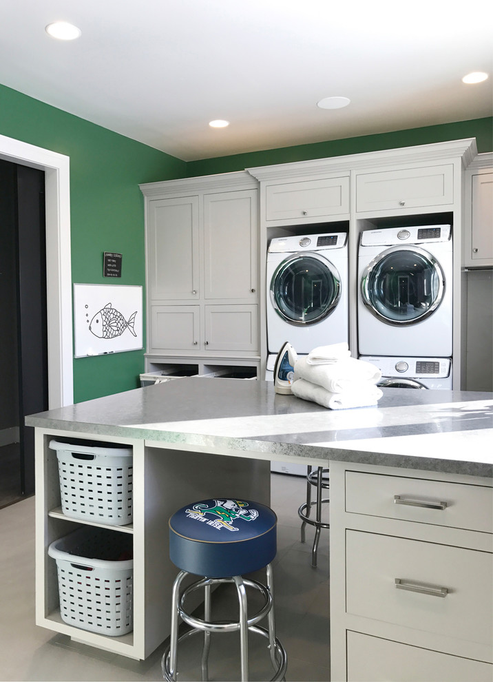 Ispirazione per un'ampia lavanderia multiuso chic con pareti verdi e lavatrice e asciugatrice a colonna