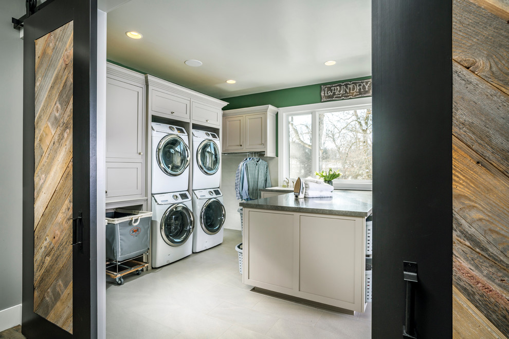 Modelo de lavadero multiusos y en U tradicional renovado extra grande con paredes verdes y lavadora y secadora apiladas