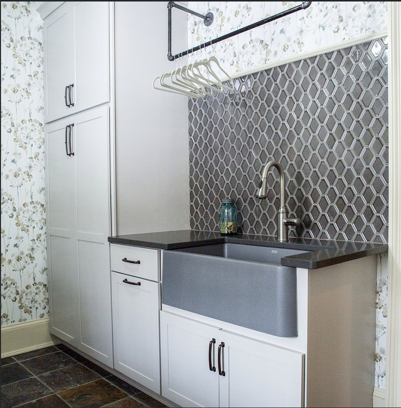 Idéer för mellanstora lantliga grått tvättstugor enbart för tvätt, med en rustik diskho, bänkskiva i kvarts, flerfärgade väggar, skiffergolv och en tvättmaskin och torktumlare bredvid varandra