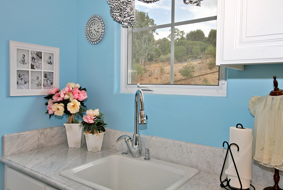 Idéer för vintage tvättstugor, med en nedsänkt diskho och blå väggar