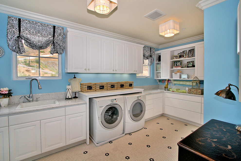 サンディエゴにあるトラディショナルスタイルのおしゃれなランドリールーム (白いキャビネット、グレーのキッチンカウンター) の写真