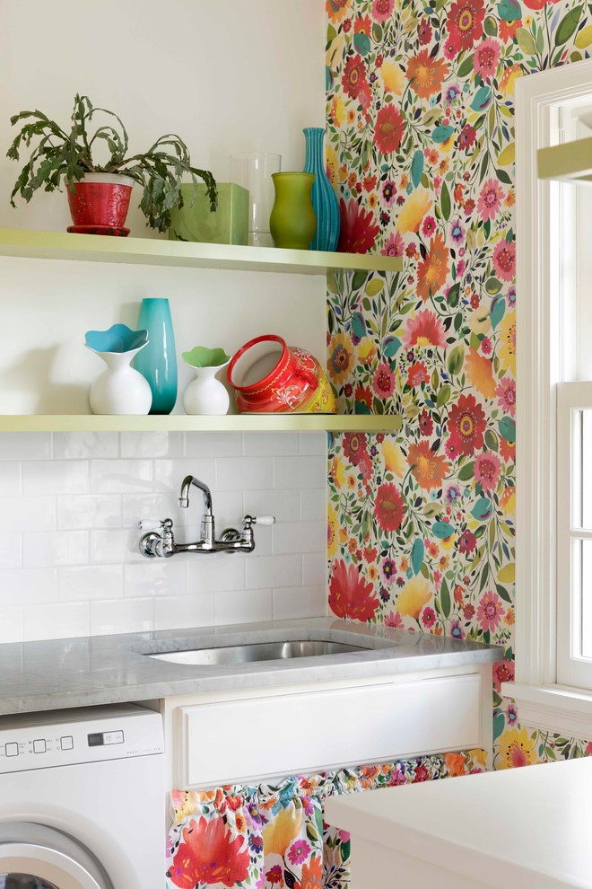 Ispirazione per una sala lavanderia classica con lavello sottopiano, nessun'anta, pareti multicolore e top grigio