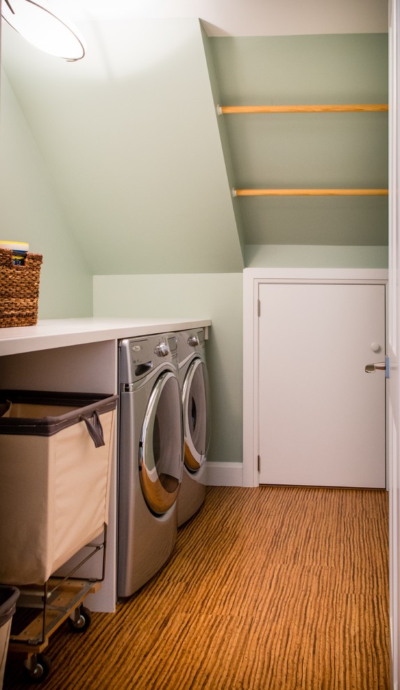 Exempel på en mellanstor klassisk vita linjär vitt tvättstuga enbart för tvätt, med öppna hyllor, bänkskiva i koppar, gröna väggar, mörkt trägolv och en tvättmaskin och torktumlare bredvid varandra