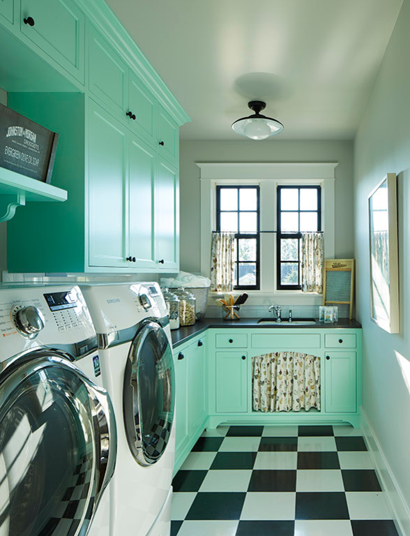 Ispirazione per una sala lavanderia classica con lavello sottopiano, ante in stile shaker, pareti grigie, lavatrice e asciugatrice affiancate, pavimento multicolore e ante blu