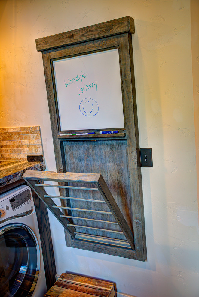 Foto på en mellanstor rustik l-formad tvättstuga enbart för tvätt, med en undermonterad diskho, släta luckor, granitbänkskiva, beige väggar, klinkergolv i terrakotta och en tvättmaskin och torktumlare bredvid varandra