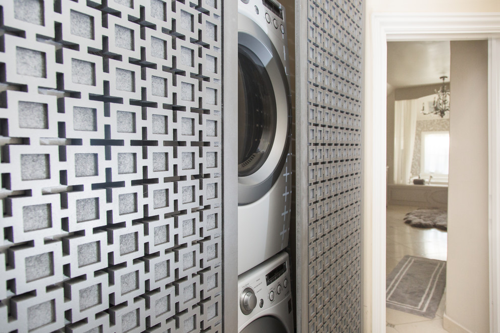 Ejemplo de armario lavadero lineal tradicional renovado pequeño con lavadora y secadora apiladas