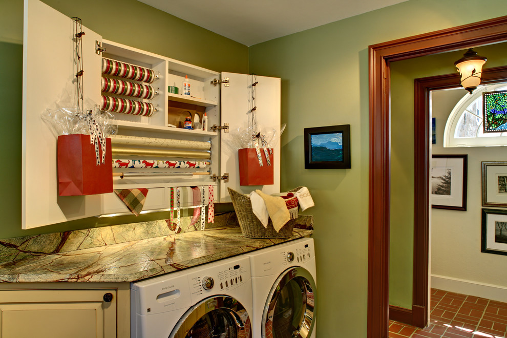 Laundry room - traditional laundry room idea in New York